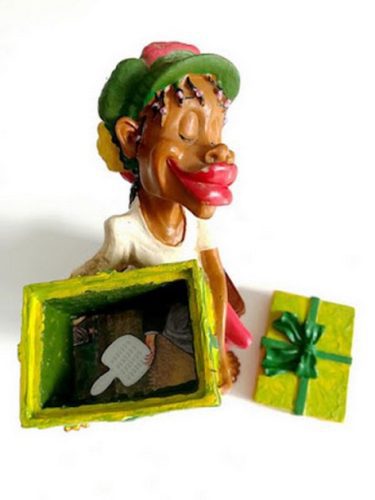 La collection de la bande à Philostrate se présente, par le biais de cette figurine, comme une invitation à déculotter le sérieux qui est généralement de mise dans le champ de l'art.
